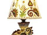 une lampe posée sur une table à côté d'un abat-jour
