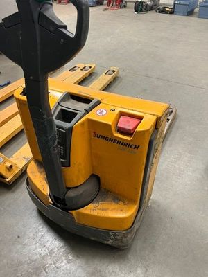 une image d'un chariot élévateur à fourche dans un entrepôt