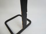 une table en métal noir avec un piètement carré reposant sur un plateau blanc
