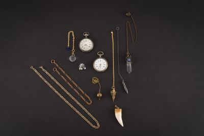 un assortiment de bijoux comprenant une montre de poche, des colliers et d'autres articles