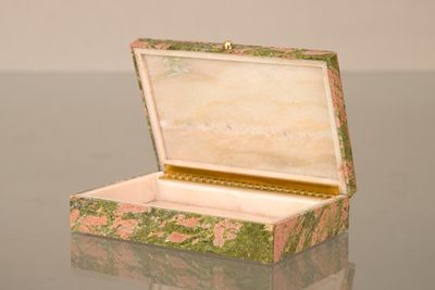 une petite boîte posée sur une table