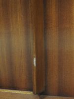 Paire de vitrines basses en bois exotique, ouvrant par deux … (photo 5)