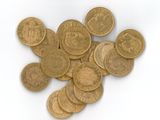 une pile de pièces d'or posée sur une surface blanche