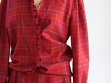 robe à carreaux rouges avec col à volants et jupe plissée