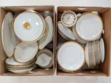 deux boîtes d'assiettes et de bols en porcelaine blanche et dorée