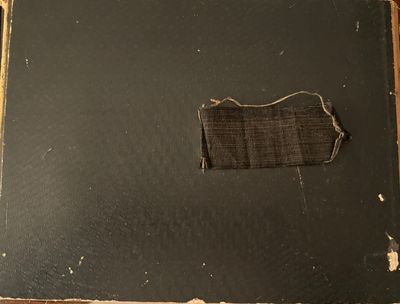 un morceau de tissu découpé dans un livre