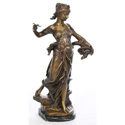 une statue en bronze représentant une femme tenant un panier de fleurs