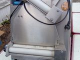 une machine posée sur une table
