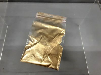 un sac d'or dans une vitrine posée sur une table