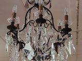 un lustre suspendu au plafond d'un magasin