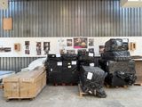 un grand nombre de boîtes empilées dans un entrepôt