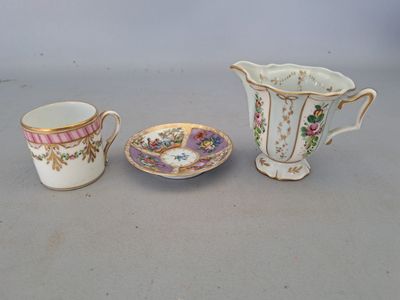 trois tasses et soucoupes en porcelaine posées les unes à côté des autres sur une table