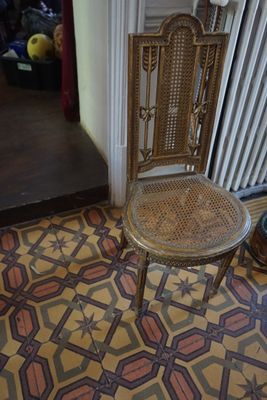 une chaise qui se trouve dans le coin d'une pièce