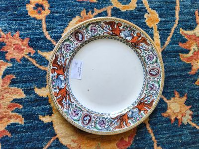 une assiette posée sur un tapis bleu, avec une étiquette dessus