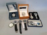 beaucoup de montres qui dorment dans une boîte