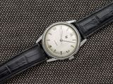gros plan d'une montre sur une surface noire