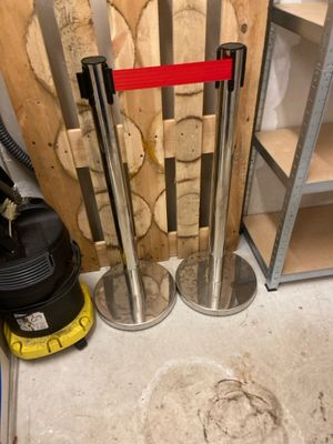 un tas de bois de chauffage et un tas de bois à côté d'une borne d'incendie
