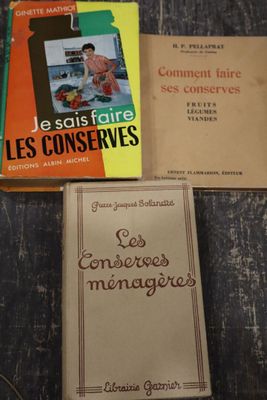 trois livres sont posés sur une table les uns à côté des autres