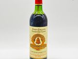 une bouteille de vin posée sur une table