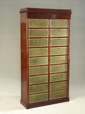 une grande armoire en bois comportant de nombreux tiroirs et portes