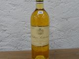 une bouteille de vin posée sur une table