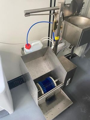 une image d'une machine qui se trouve dans une pièce