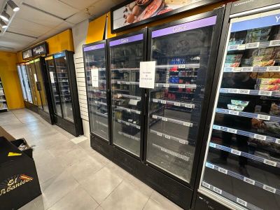 vitrine réfrigérée 3 portes , en panne, sans marque apparente.