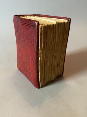un livre rouge posé sur une table