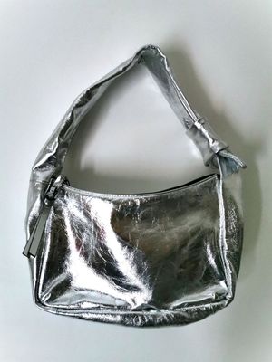 Iro Sac "Noue" en cuir de couleur argenté brillant - dimensi…