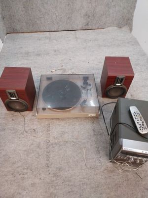 1 platine vinyle AKAI modèle AP-B21 + 3 enceintes dont 2 enc…