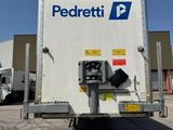 un camion garé devant un bâtiment