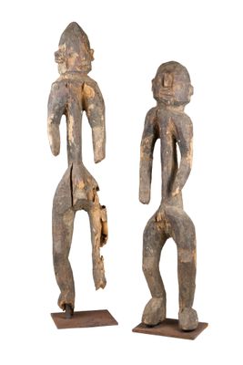 une paire de figurines en bois représentant un homme et une femme
