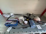la photo d'une table sur laquelle sont posés de nombreux outils