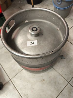 un fût en métal posé par terre dans une cuisine