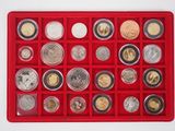 un plateau rouge contenant beaucoup de pièces de monnaie