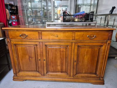 J/ Enfilade en merisier ouvrant par trois tiroirs en ceintur…