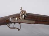gros plan d'un pistolet sur une table à fond blanc