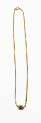 collier avec une pierre bleue sur une chaîne en or, sur fond blanc