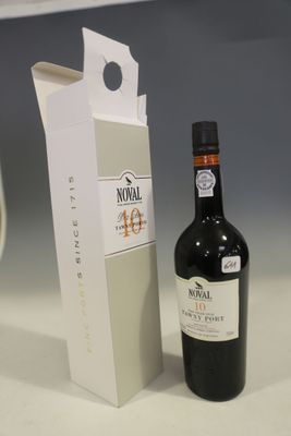 une bouteille de vin à côté d'un carton de vin