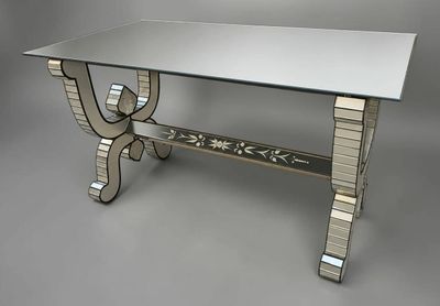 une image d'une table avec un plateau en verre et des pieds en métal