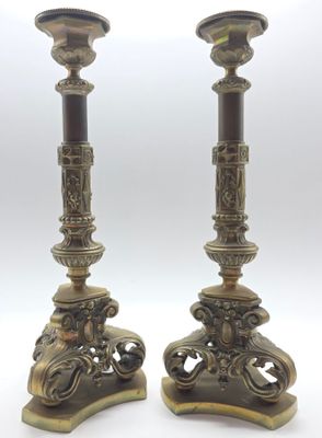 paire de chandeliers anciens en laiton avec motifs ornés