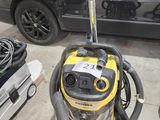 un aspirateur jaune et noir posé par terre