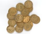 une pile de pièces d'or posée sur une surface blanche