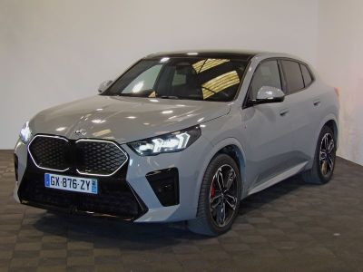 vue de face d'un SUV argenté garé dans un showroom