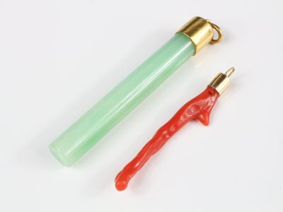 deux briquets posés sur une surface blanche ; l'un est vert et l'autre est rouge