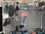 une photo d'une pièce avec tout un tas d'objets accrochés au mur