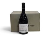 la bouteille de vin se trouve à côté d'une boîte de vin