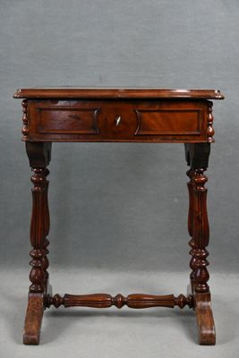une vieille table en bois surmontée d'un tiroir