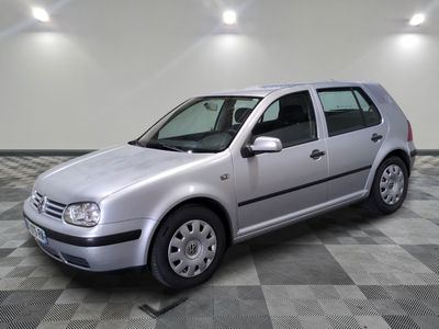 la photo d'une voiture argentée garée dans un garage