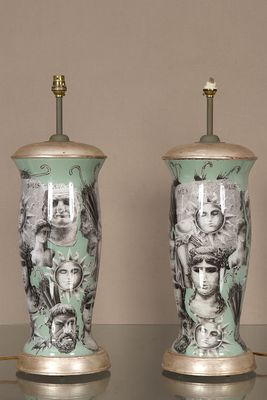 deux lampes sur lesquelles figurent des images